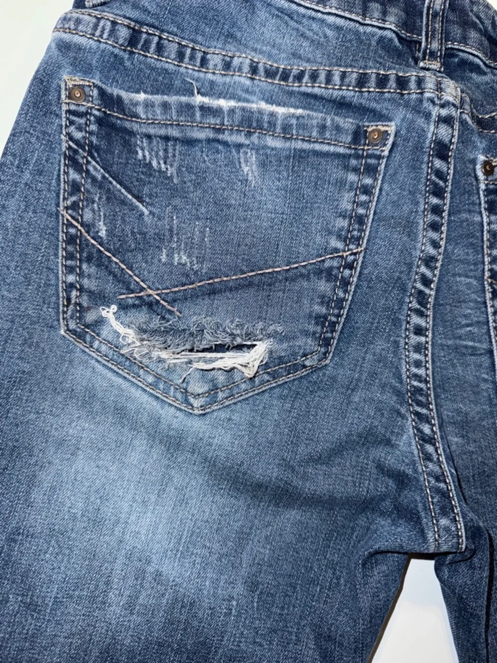 BKE Women’s Stella Boot Cut Jeans - Faded Blue with Distressed‎ Details Size 28L